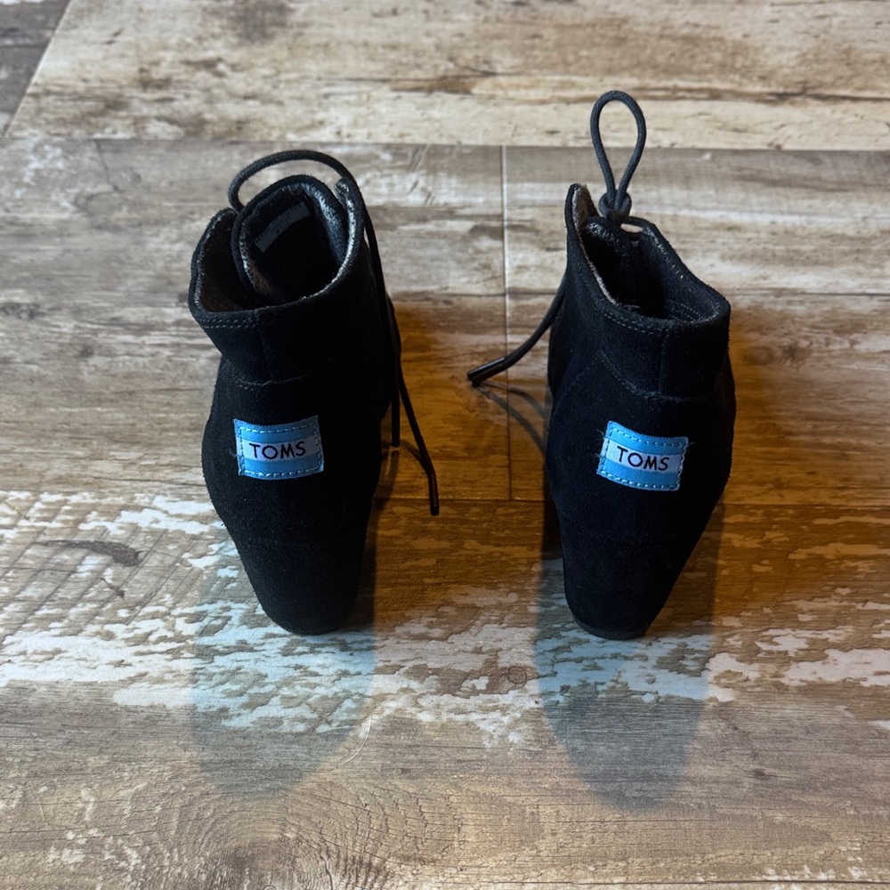TOMS Desert Ankle Boots Black Suede Chukka Lace Up Wedge Heels Women’s 7.5 - Picture 5 of 8